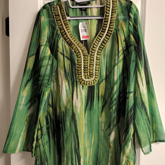 Swimsuit cover - Picture 1 of 4